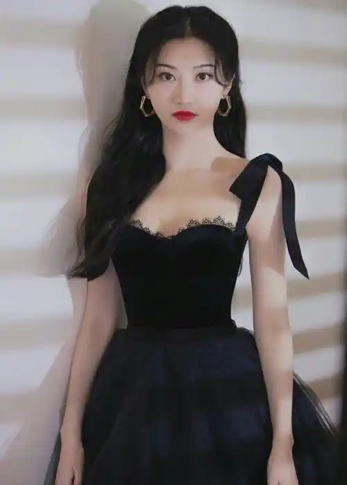 身穿黑色肩带紧身胸衣式上衣搭配黑色连身中长蓬裙……_景甜_摩登