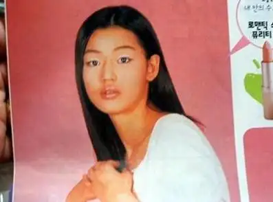 全智贤就是其中一个,看看全智贤小时候的照片,虽带了眼镜,但