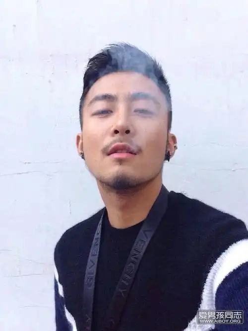 漂亮男生有淡淡胸毛性感小胡子超吸引