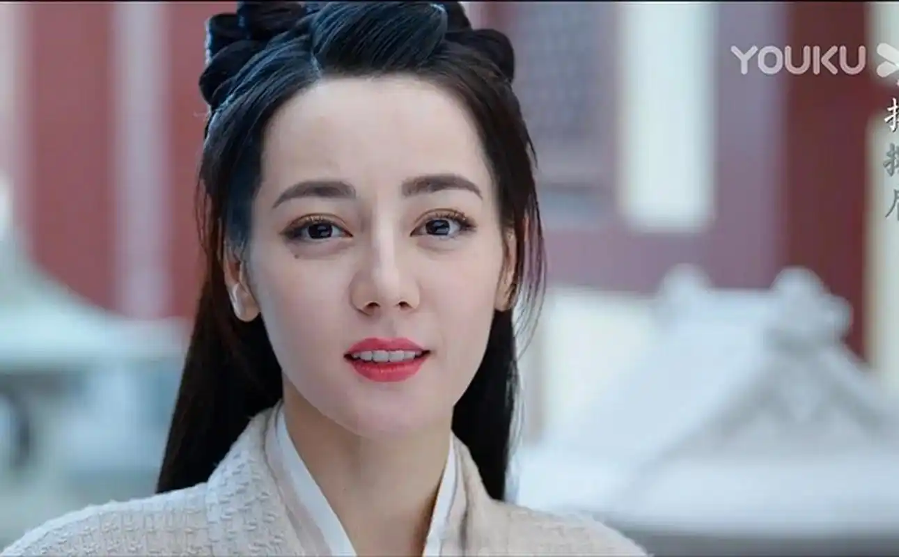 热巴古装不好看最大问题出现在她的眉毛,本来就是大浓颜还要搞个野生