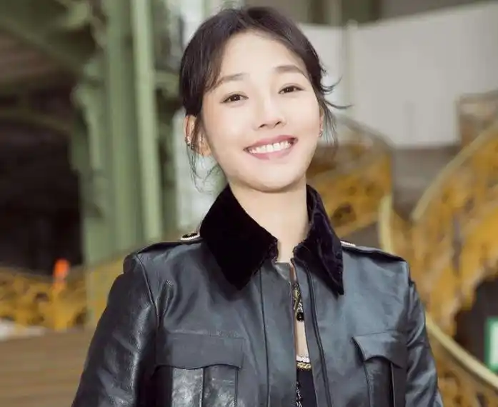 白百何近照曝光,聚餐只吃黄瓜,烟酒却不离手,网友:放飞自我了