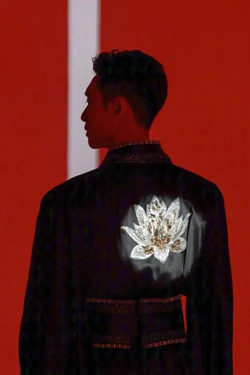 古风图  莲开双面 前世今生  历人间百态 归来仍是少年    @张艺兴