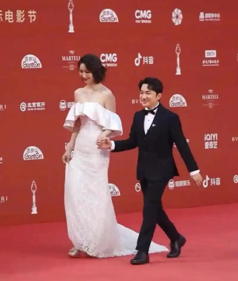8月12日,王祖蓝脚穿平底鞋,带着老婆李亚男走红毯.