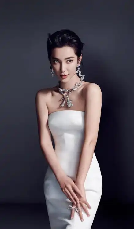 49岁李冰冰近照曝光,面部臃肿僵硬撞脸刘晓庆,珠光宝气待遇高