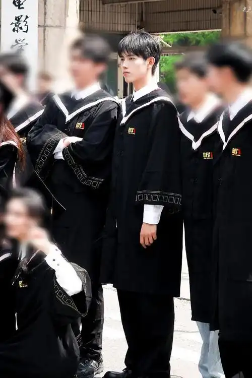 一场毕业照,一件学士服,一张清新帅气的照片,却引发了网友们的狂热
