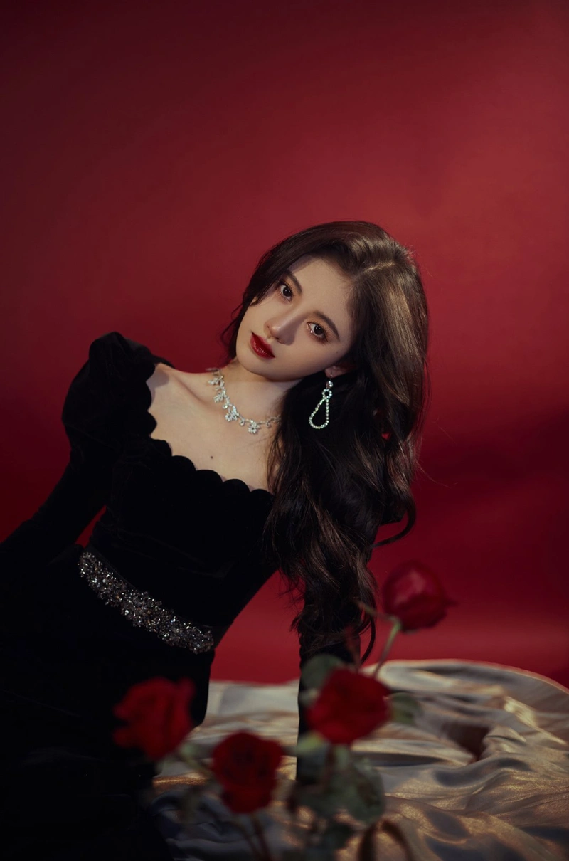 鞠婧祎罕见全身照,四千年美女其实也是五五分,网友镜头太真实