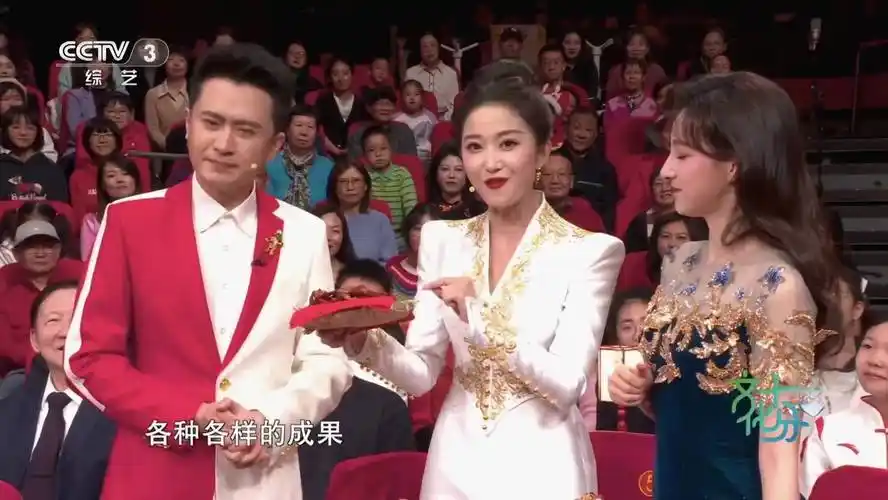 上主持人:吕默,郭若天,张韬,迪丽达尔后排:单依纯,周深,毛不易主持人