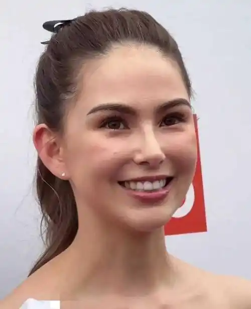 昆凌怼脸照流出:鼻子好漂亮,笑容甜美,网友:一看就是自然美