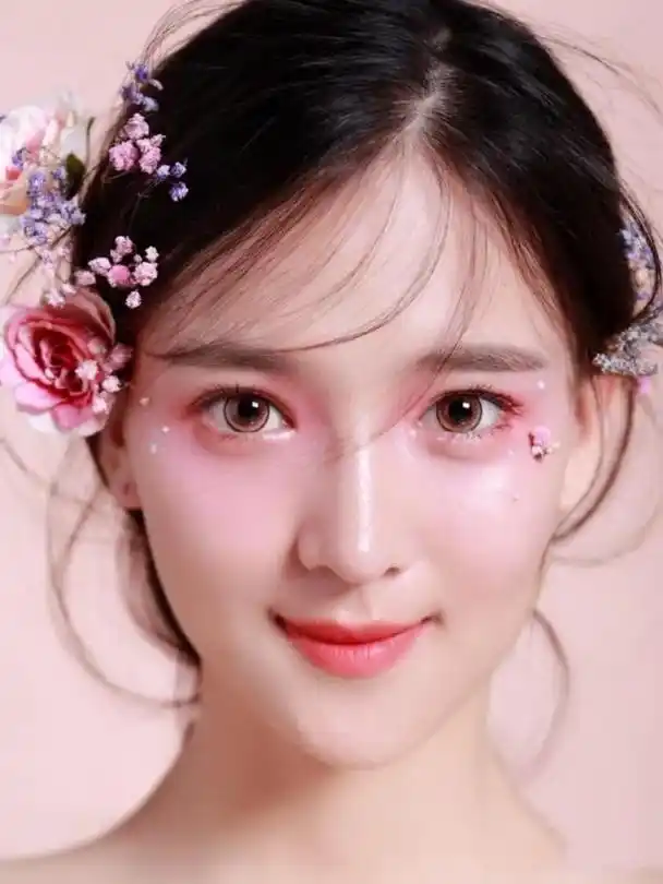 给人一眼美女的氛围感,哪怕长相不够出众,也可以凭借精致的妆容提升