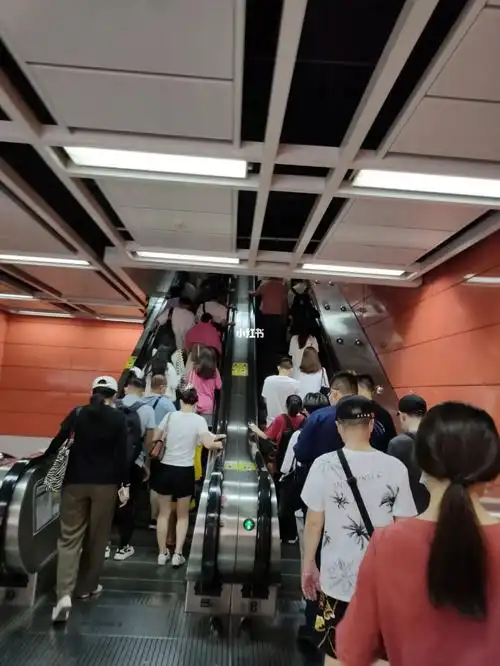 坐3号地铁时候,一个男的穿深蓝色t恤,一直往我这边靠近,当时人不多也