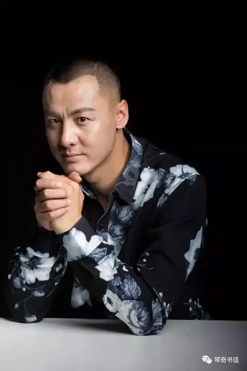 青年歌手,两届青歌赛内蒙古赛区金银奖得主,全国十佳歌手,多次参加