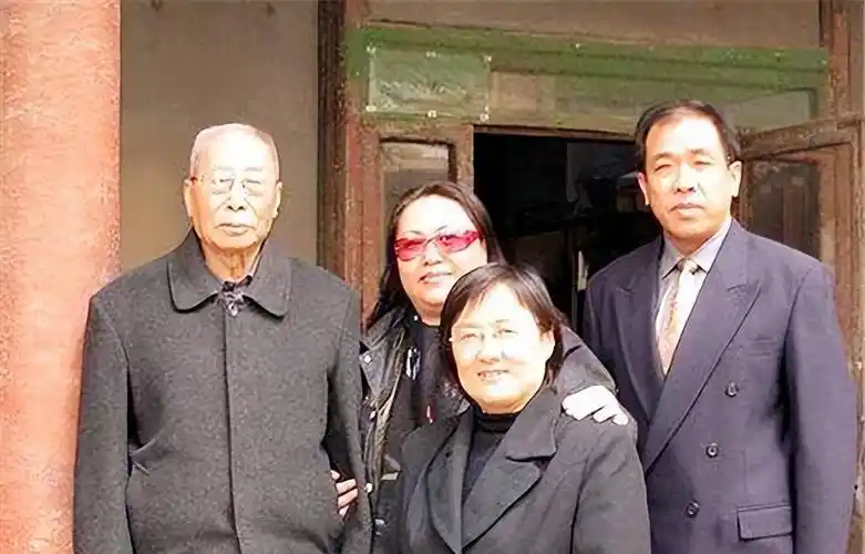 溥仪终生无子女,亲弟弟却争气连生3子,个个都是国家栋梁