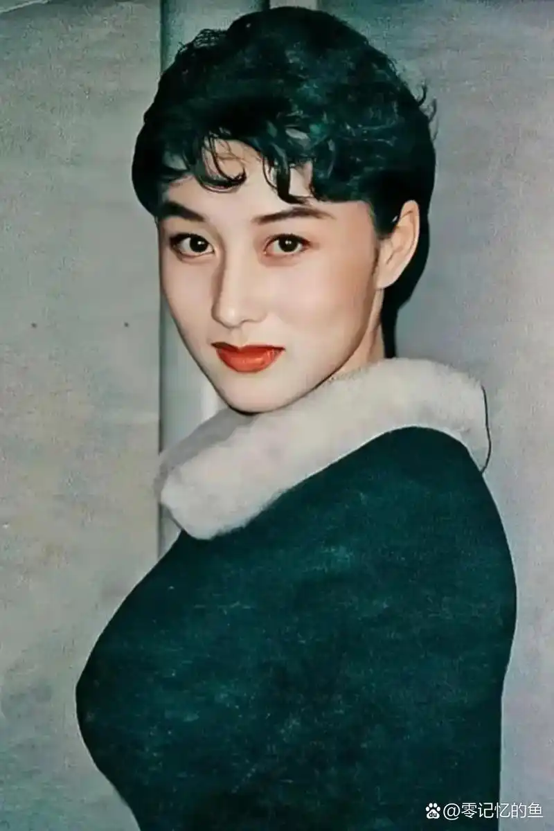 李连杰公开在一个节目里说,他年轻,有个女孩爱他,他也以为自己很爱她.