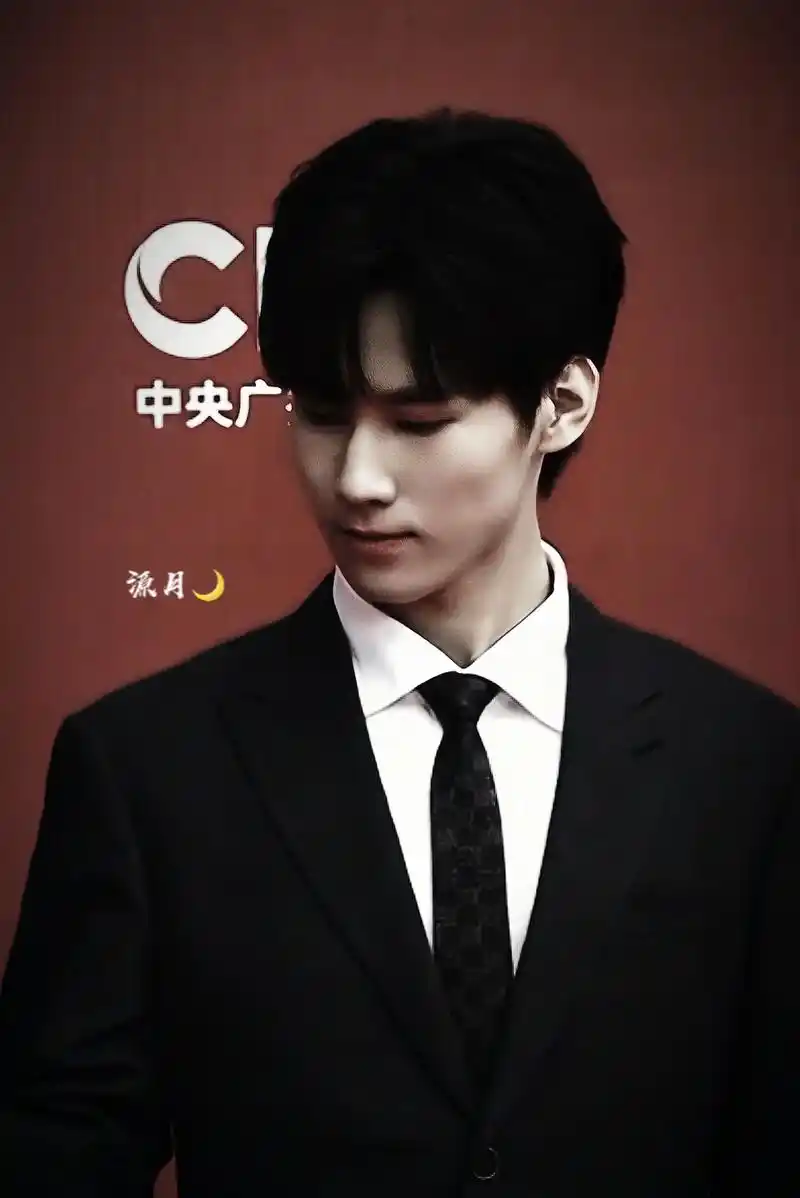 老公和儿子.#时代少年团张真源 #时代少年团贺峻霖 #西装杀 - 抖音