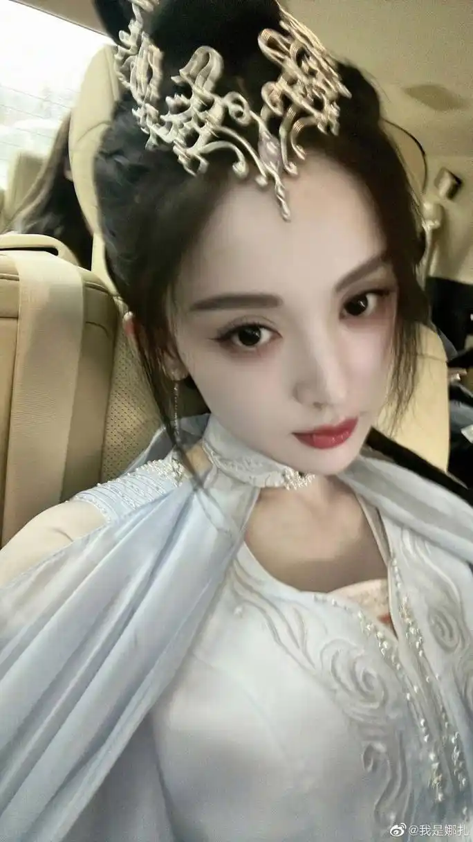 古力娜扎# #电视剧雪鹰领主# 余靖秋自拍照,是你喜欢的冰山美人