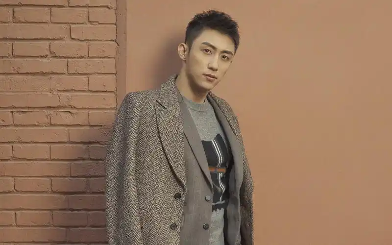 时尚男星黄景瑜帅气写真