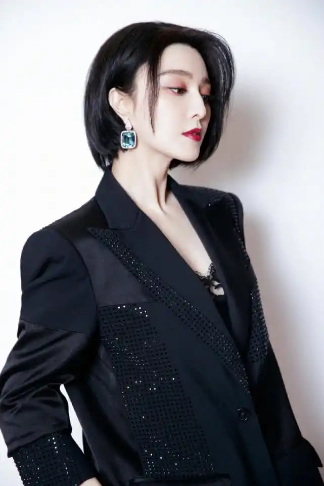 范冰冰黑色西装现身,短发造型帅气利落,回归巅峰女王气场
