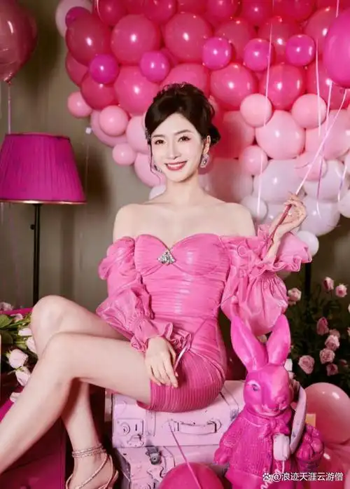 江疏影写真露出事业线!她肤白貌美大长腿太性感撩人