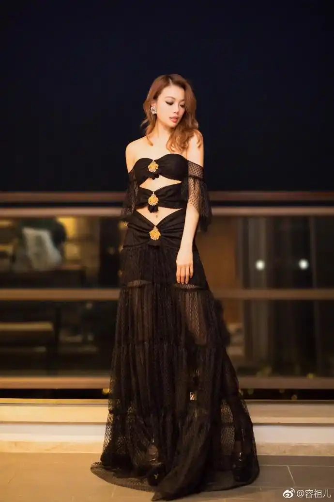 12日,容祖儿在微博晒出一组美照,照片中,她身穿黑色曳地晚礼,优雅又不