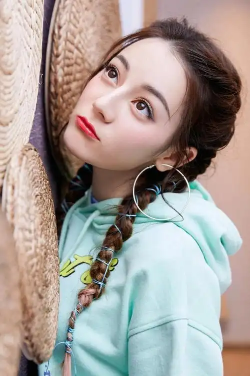 迪丽热巴的上身照近距离欣赏她的颜美丽性感可爱