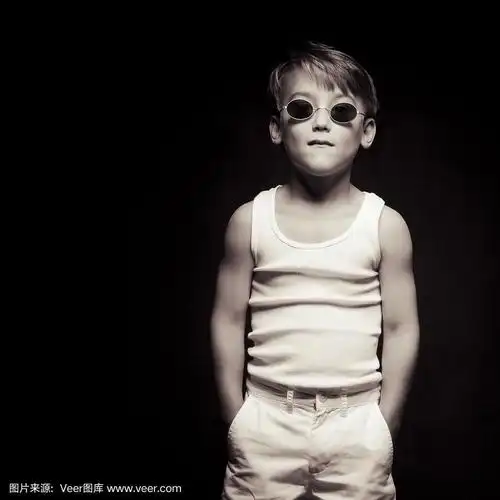 戴墨镜的酷小男孩