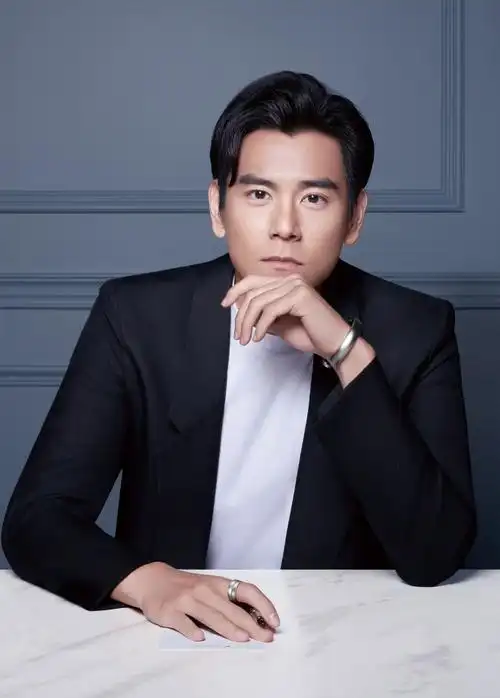 彭于晏超话眼底的深情与指尖的温柔,足以脑补一场电影的happy ending.