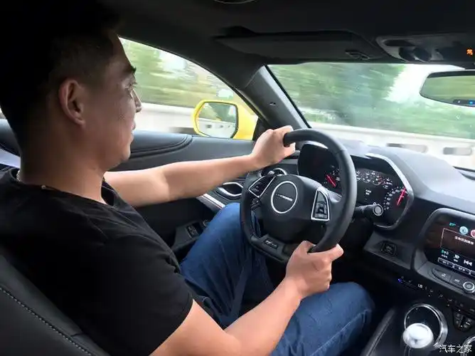 谁能拍一张坐在驾驶座看外边的照片