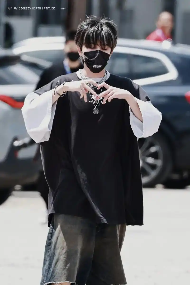 蔡徐坤 比心心,翘脚脚,猪咪好可爱97 - 抖音