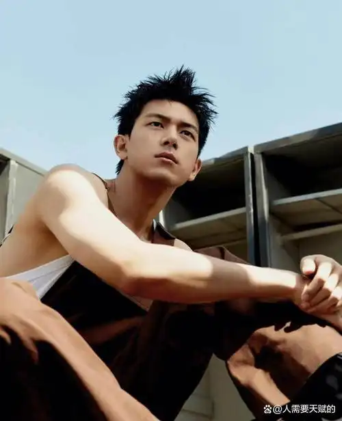 这一猜测的依据是晓雪winema关注了李现的大粉丝,并透露她的男朋友