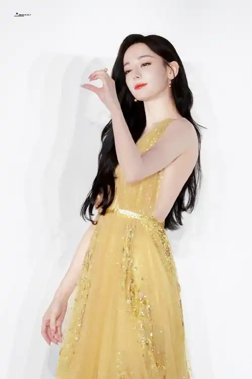 迪丽热巴轻纱拖地裙##迪丽热巴金色长裙梦回乔晶晶