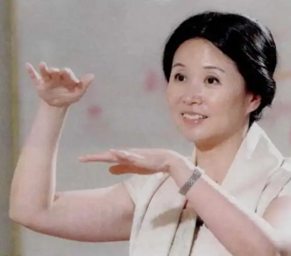 的确,三个人一个是负责掌控全场的主持,一个是以"毒舌犀利"著称的嘉宾