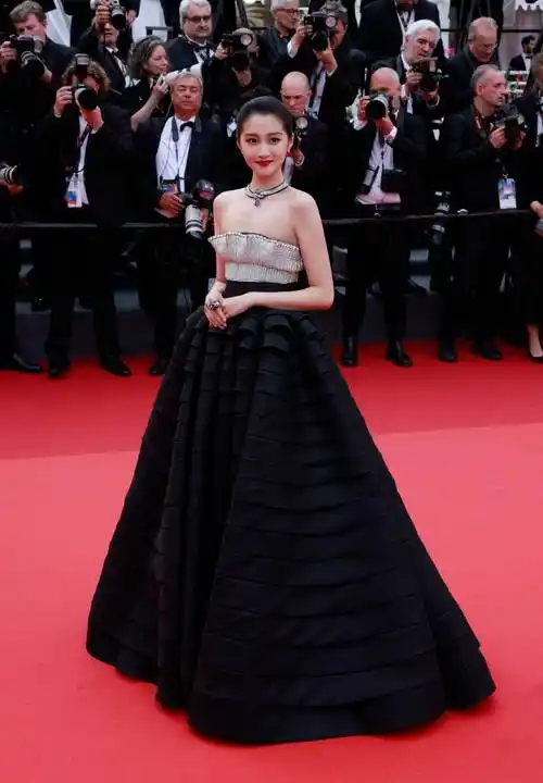 关晓彤戛纳碧海蓝天大片,一身黑色闪钻礼服,红唇微启耀目动人_时尚