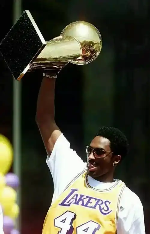 科比带领梦八拿到了金牌2009年科比夺得奥尼尔走后第一个总冠军2010年