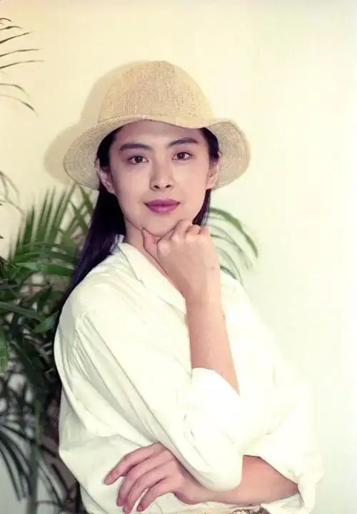 王祖贤的事业不仅限于演戏,她也是歌手,个人生活中兴趣广泛,包括跑步