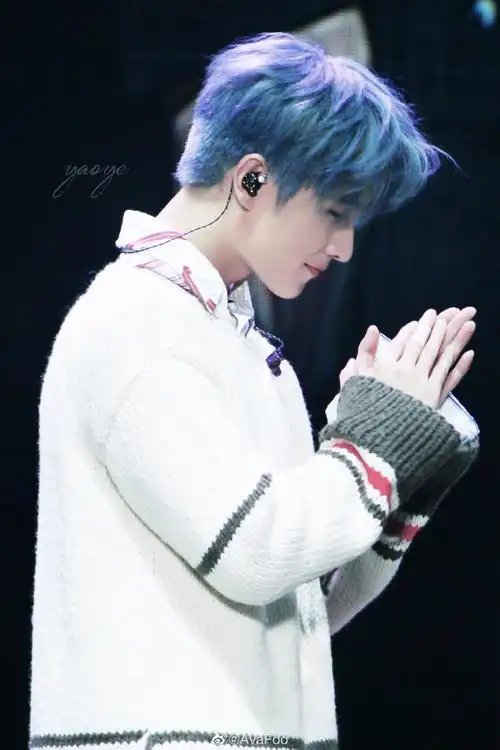 杨洋17年蓝发造型