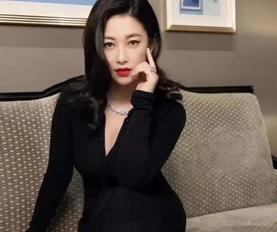 京圈名媛朱珠一生爱过四个男人最后却选择嫁给普通人