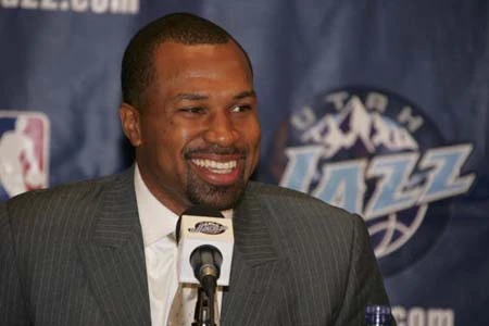 后卫费舍尔出席了犹他爵士队为他开的新闻发布会,会上俱乐部老板把新