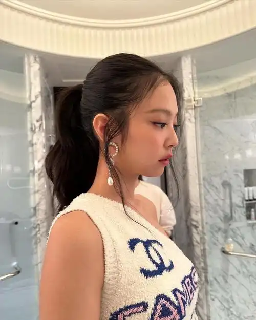 jennie穿毛巾秀火辣身材标准直角肩精致锁骨吸睛
