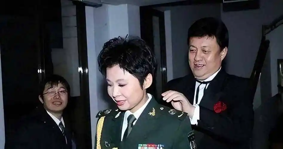 一百万一夜,赖昌星曝光两人真实关系,歌唱家董文华为何会退圈?