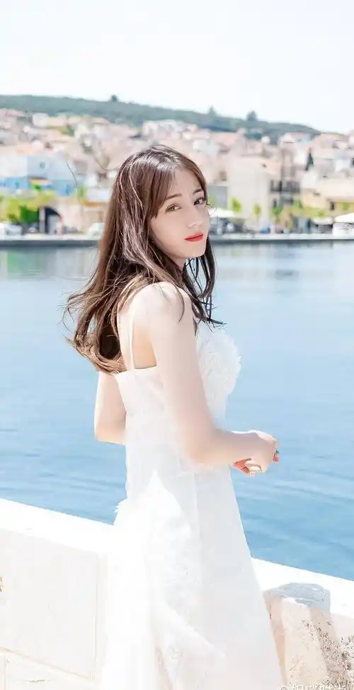 原创迪丽热巴初恋裙照流出气质清纯可人身材凹凸有致让人看不够