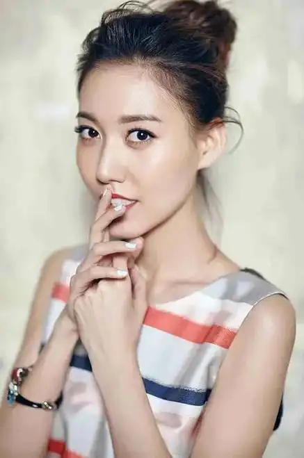 在娱乐界中,观众经常将演员高露错认为高圆圆.