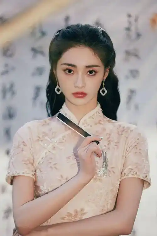 女星的旗袍造型展现窈窕身姿