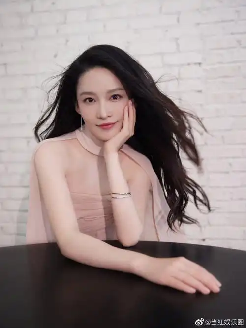 李沁笑得好温柔#粉红色的长裙又温柔又美丽,再看到李沁这甜甜的笑葺