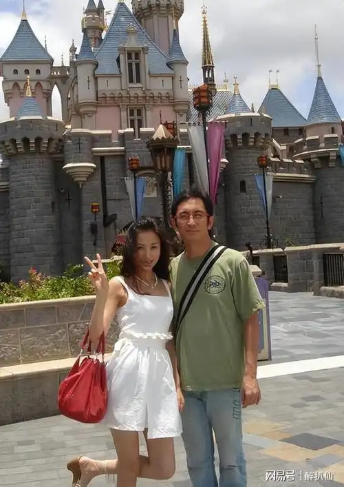 石洋子:22岁嫁43岁吴启华,离婚后依旧被他当成女儿宠着