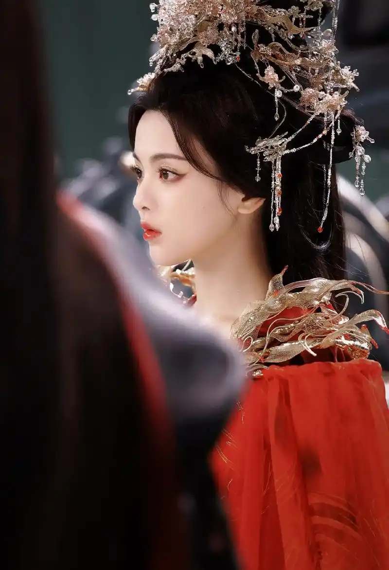 杨超越女帝沧海掉马甲 霸气温婉的沧海女帝 - 抖音