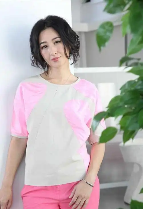 关咏荷夫妇罕见亮相搭配绿色的裙装依然优雅张家辉牵手好温馨