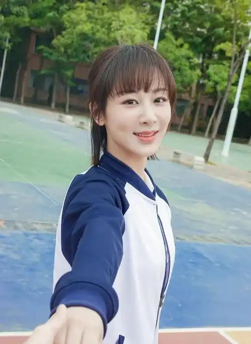 杨紫身穿蓝白校服搭配俏皮半丸子头青春洋溢元气满满