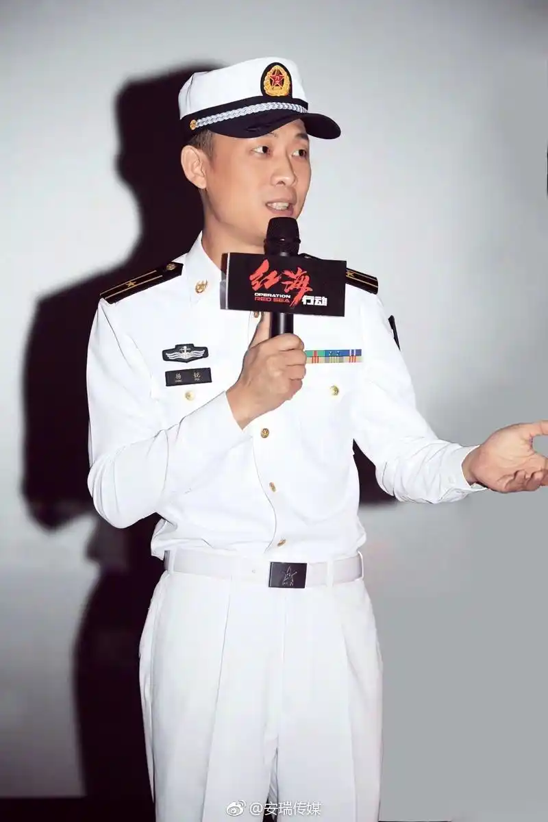 重新回到部队,每一次敬礼,每一声军号,都让人感慨万