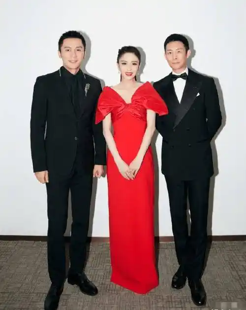 照片中,佟丽娅穿着一件红色的晚礼服,衬托的皮肤白皙细腻,女人味十足!