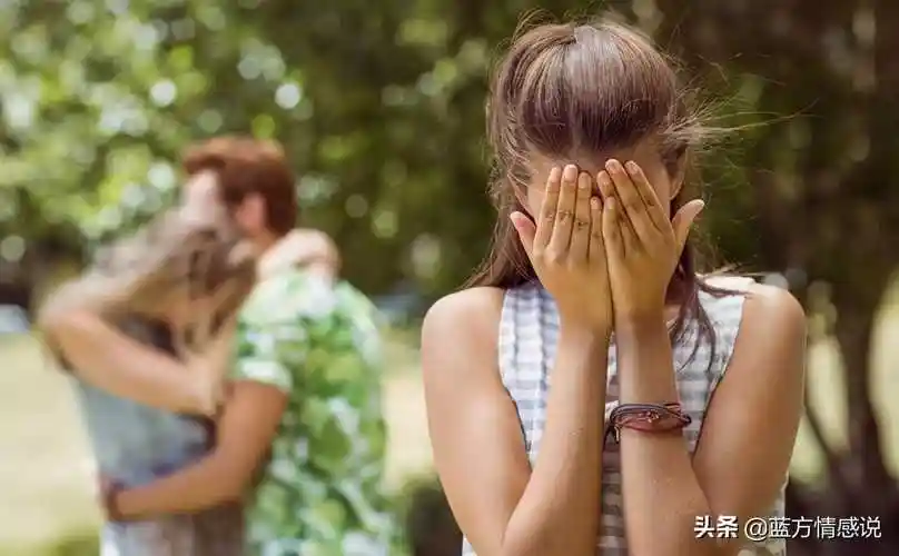 女人出轨提离婚男人故意拖着(嚣张小三逼原配离婚,出轨男人不闻不问不